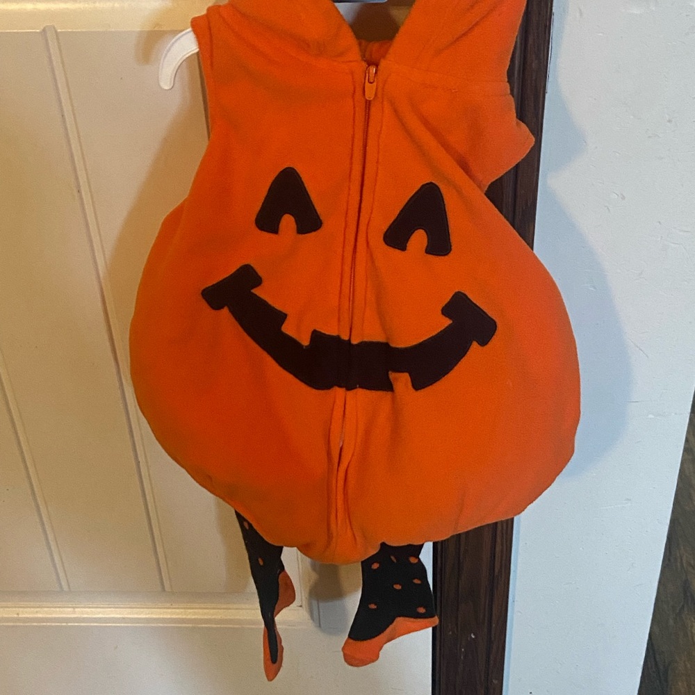 Baby girls pumpkin costume. 6-9mos NWT! 🎃